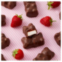 Caja cúbica 16 osos en malvavisco chocolate con leche y fresa. - Imagen 2