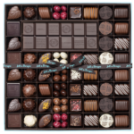 Caja de 54 chocolates a juego y tableta de chocolate negro sin personalización